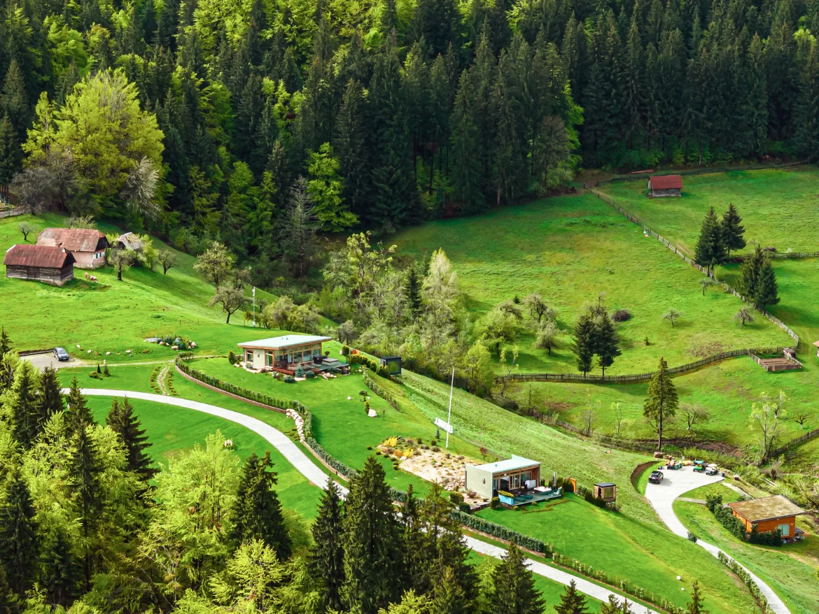 Aerial view of Eden Hill villas and the winding driveway among meadows and forest.