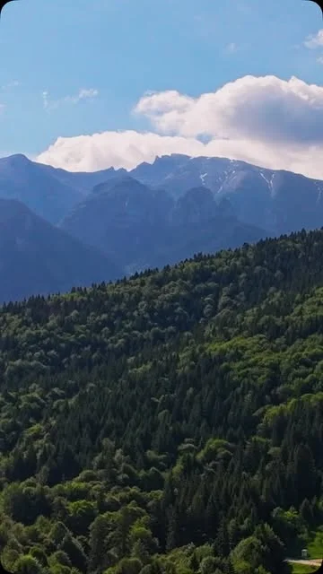 Priveliște spre munții Bucegi