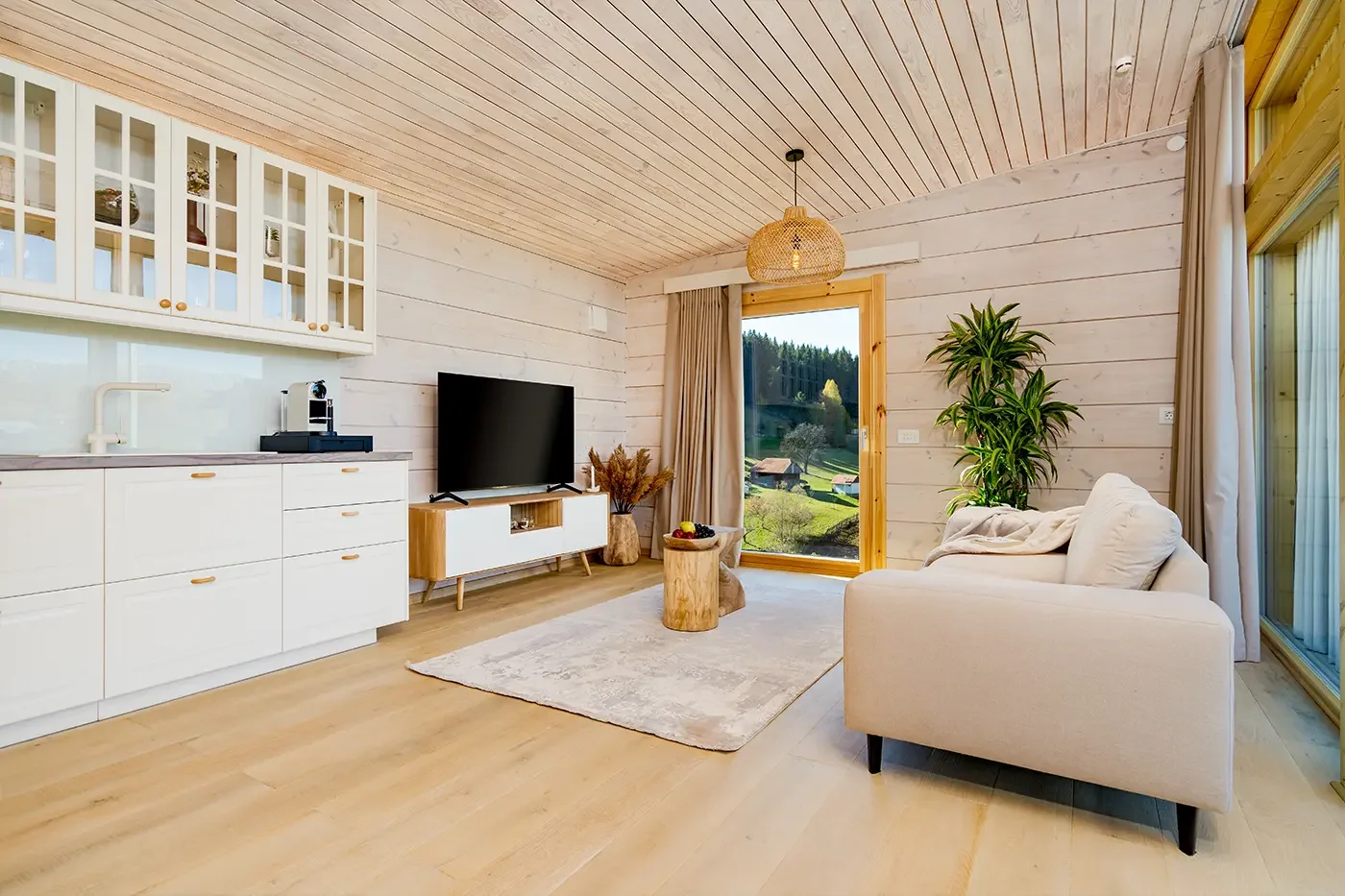 Interior luminos și cald, cu lemn natural, la Sunset Villa
