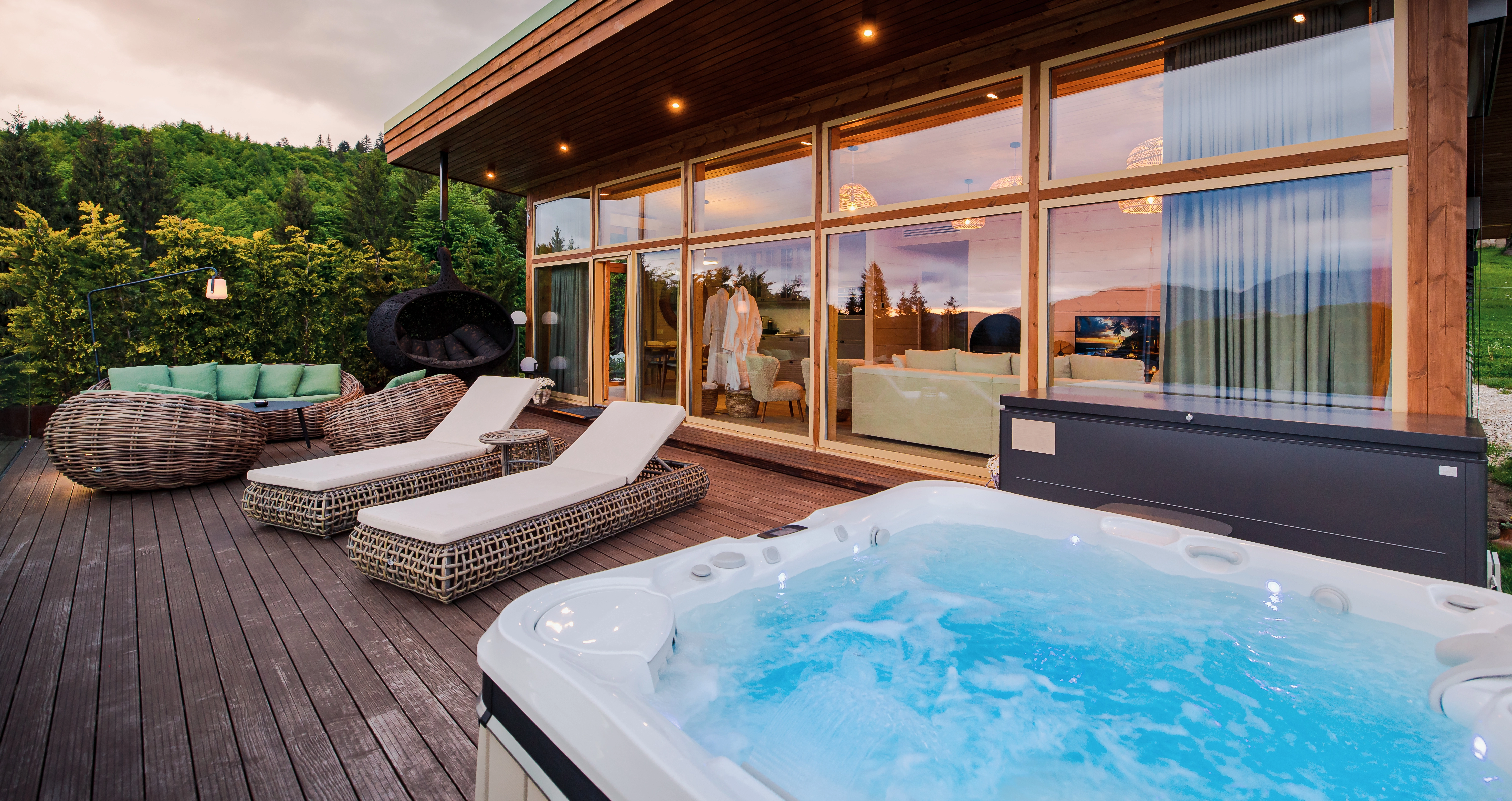 2-Terasa%CC%86-cu-jacuzzi-i%CC%82n-camera%CC%86-la-munte%E2%80%93cazare-pentru-cupluri-la-Eden-Hill-Retreat-%26-Spa-On-Top-Villa