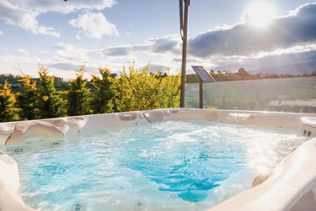 Jacuzzi-exterior-cu-vedere-panoramic%C4%83%E2%80%93cazare-cu-jacuzzi-la-munte-loca%C8%9Bie-de-vis-pentru-cupluri-On-Top-Villa