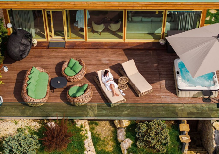 Teras%C4%83-instagramabil%C4%83-cu-jacuzzi-privat-cazare-ideal%C4%83-pentru-cupluri-weekend-romantic-%C3%AEn-natur%C4%83